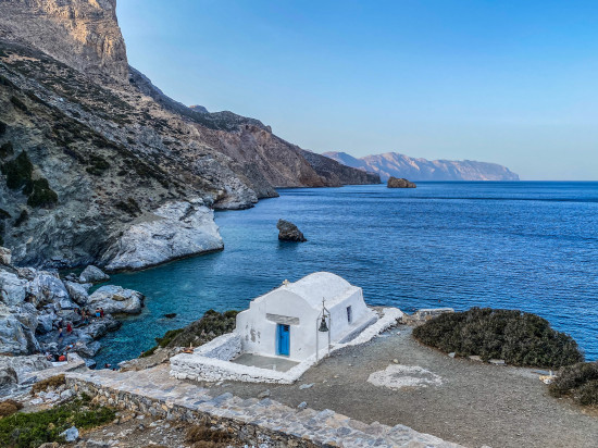 plage et petite chapelle sur l'île d'amorgos