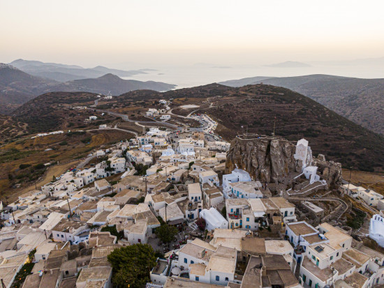 vue aérienne village chora île amorgos