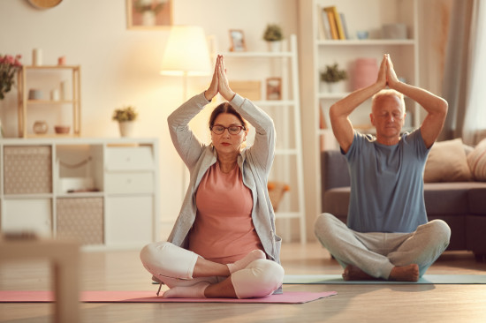 couple pratiquant du yoga