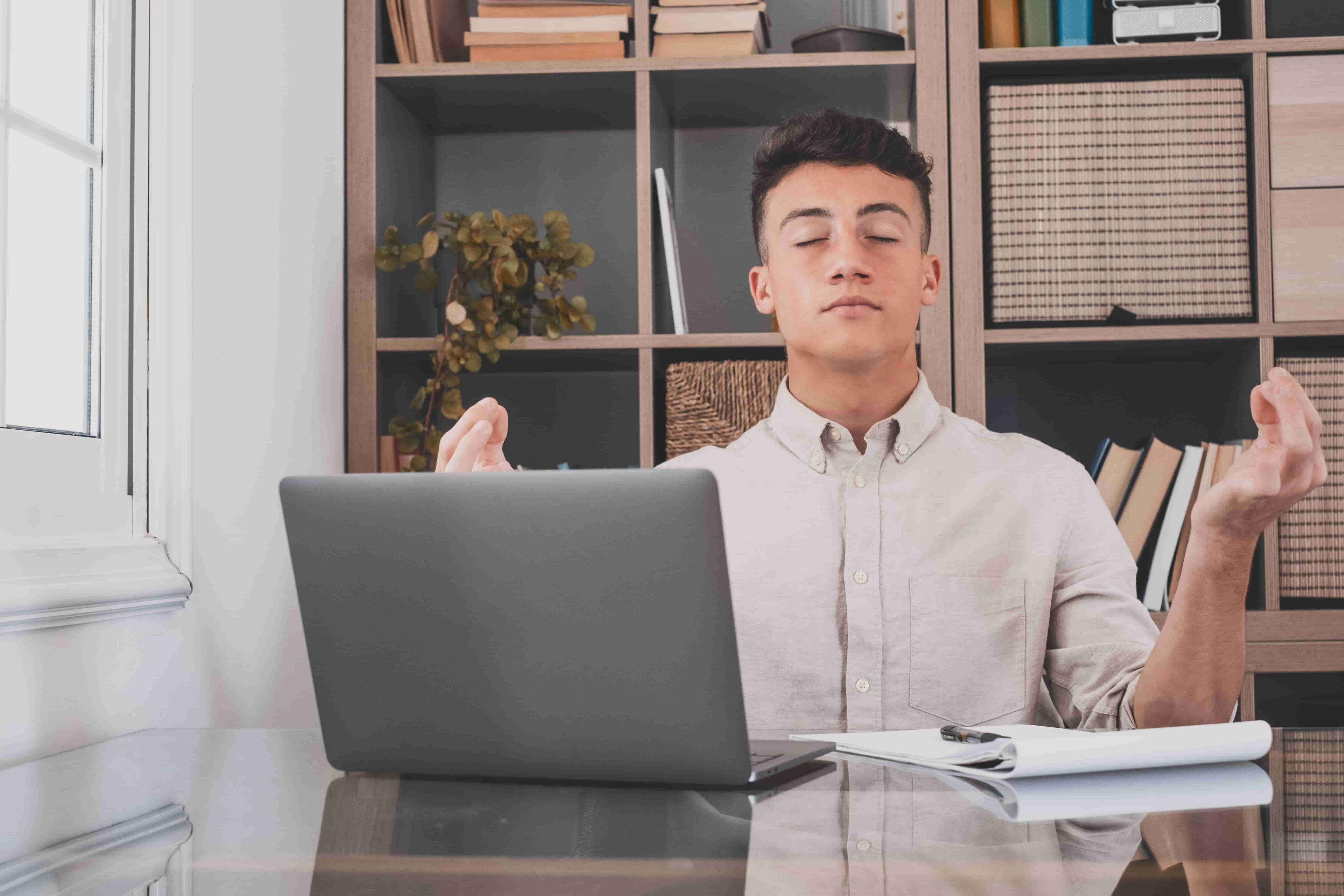 homme qui médite au travail