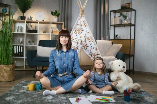 maman et sa fille qui médite ensemble