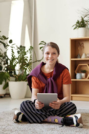 femme qui médite en ligne avec sa tablette