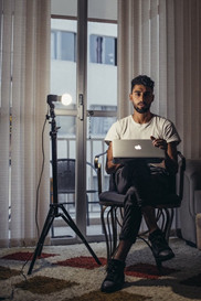 homme-sur-ordinateur-macbook