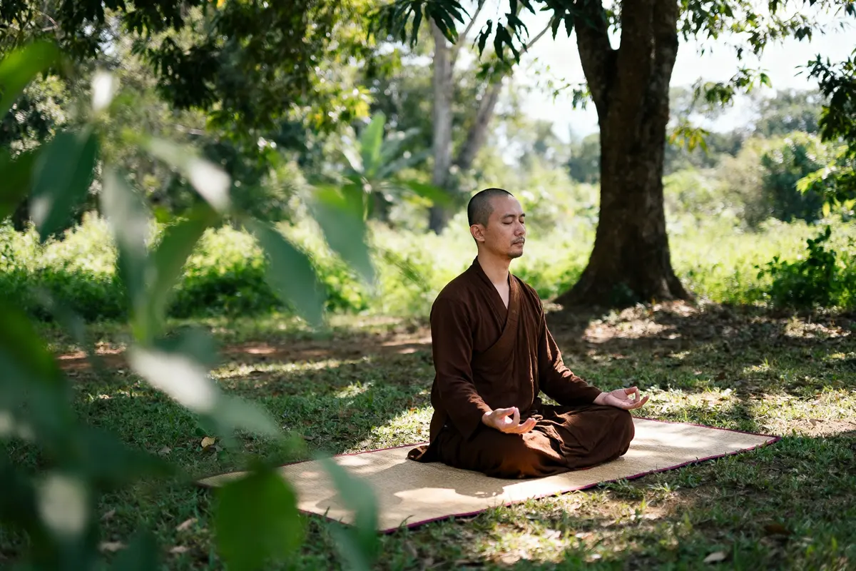 Méditation Vipassana : comment se préparer à une retraite silence