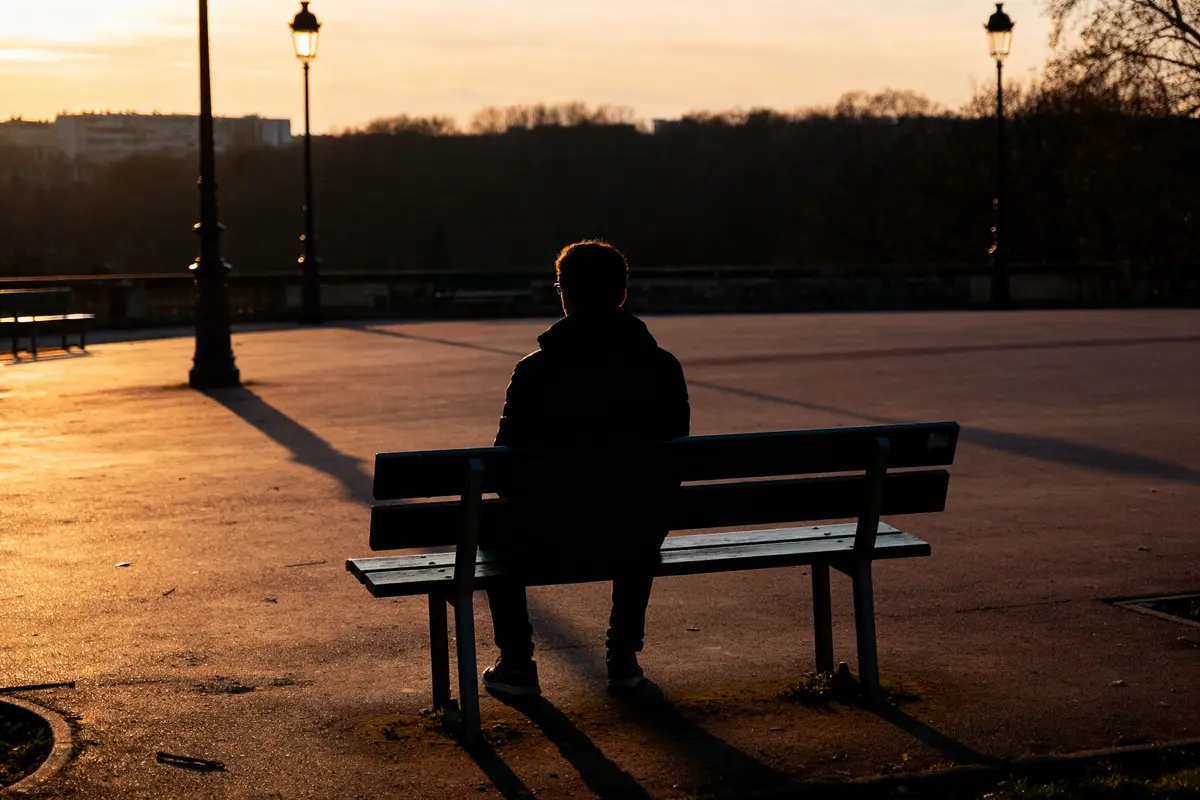 Personne solitaire sur un banc au coucher du soleil, 19h19 : signification pour célibataire