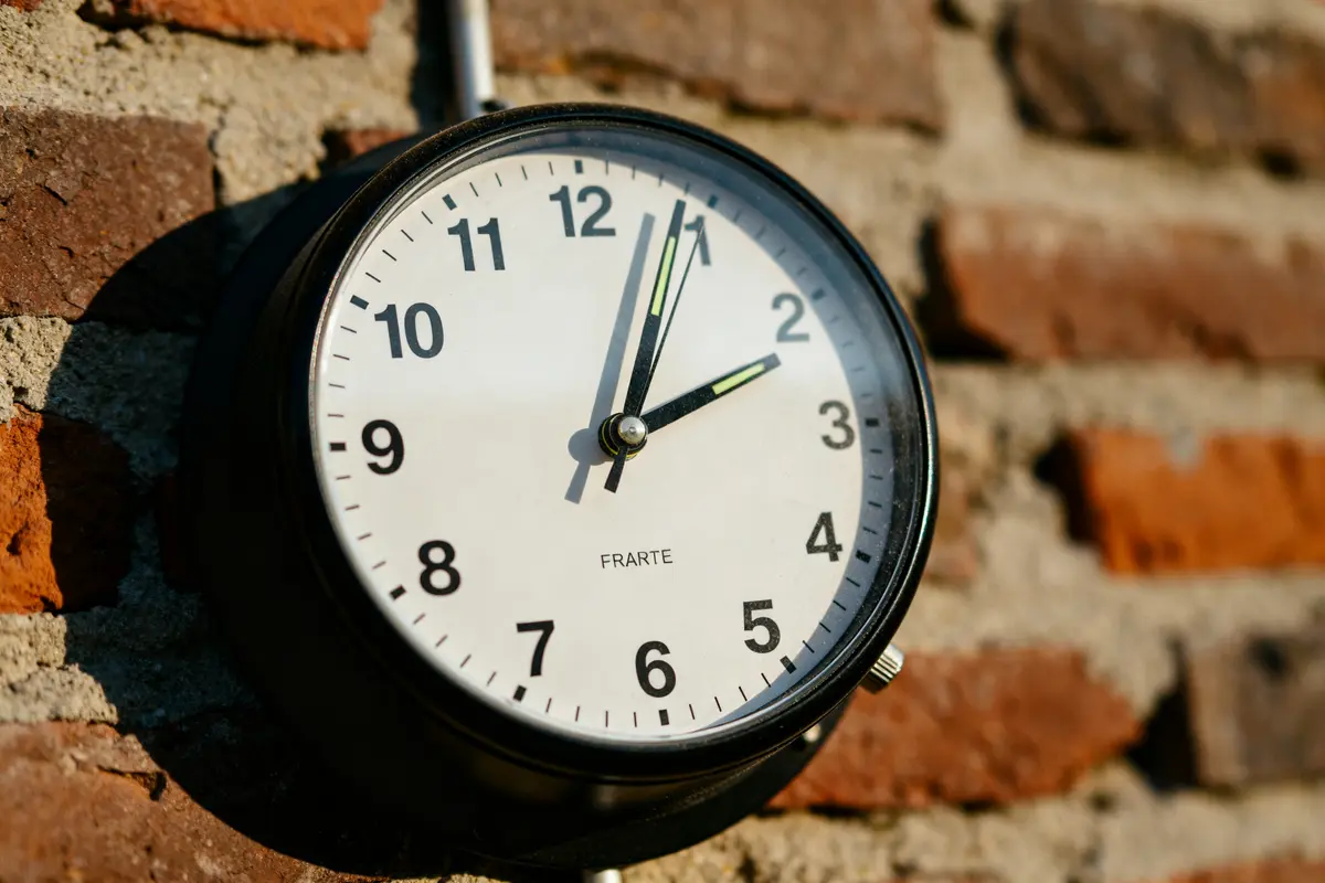 Heure 10h10 : signification, messages et chance en amour